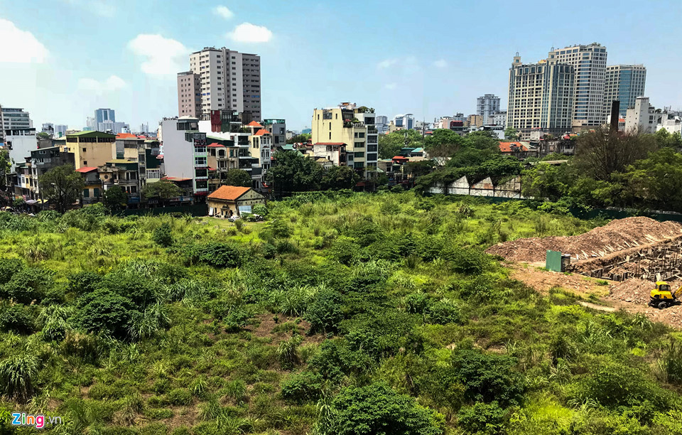 Cận cảnh những lô đất vàng bỏ hoang giữa trung tâm Hà Nội